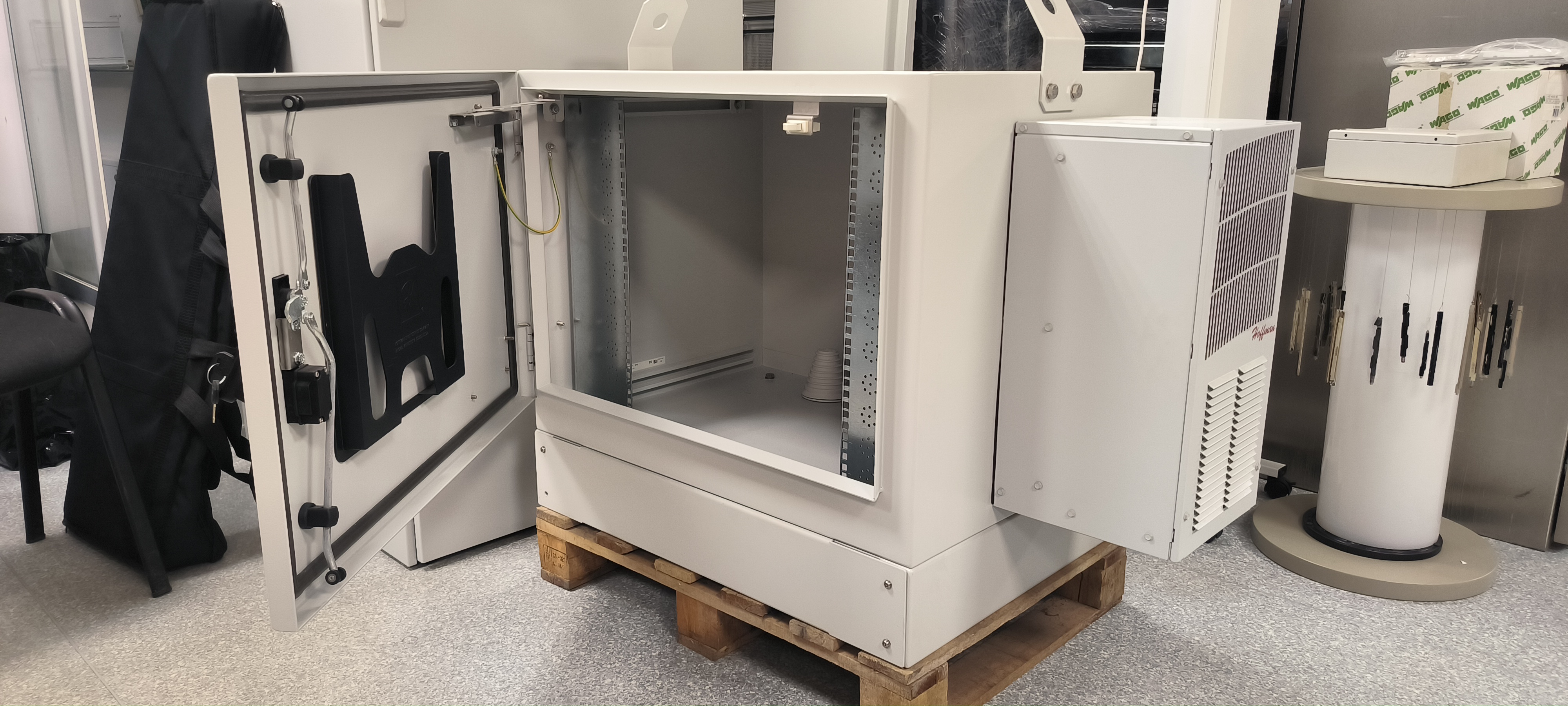Шкаф уличный напольный COM FTTX 600H800W600D customized с установленным кондитционером, обогревателем.