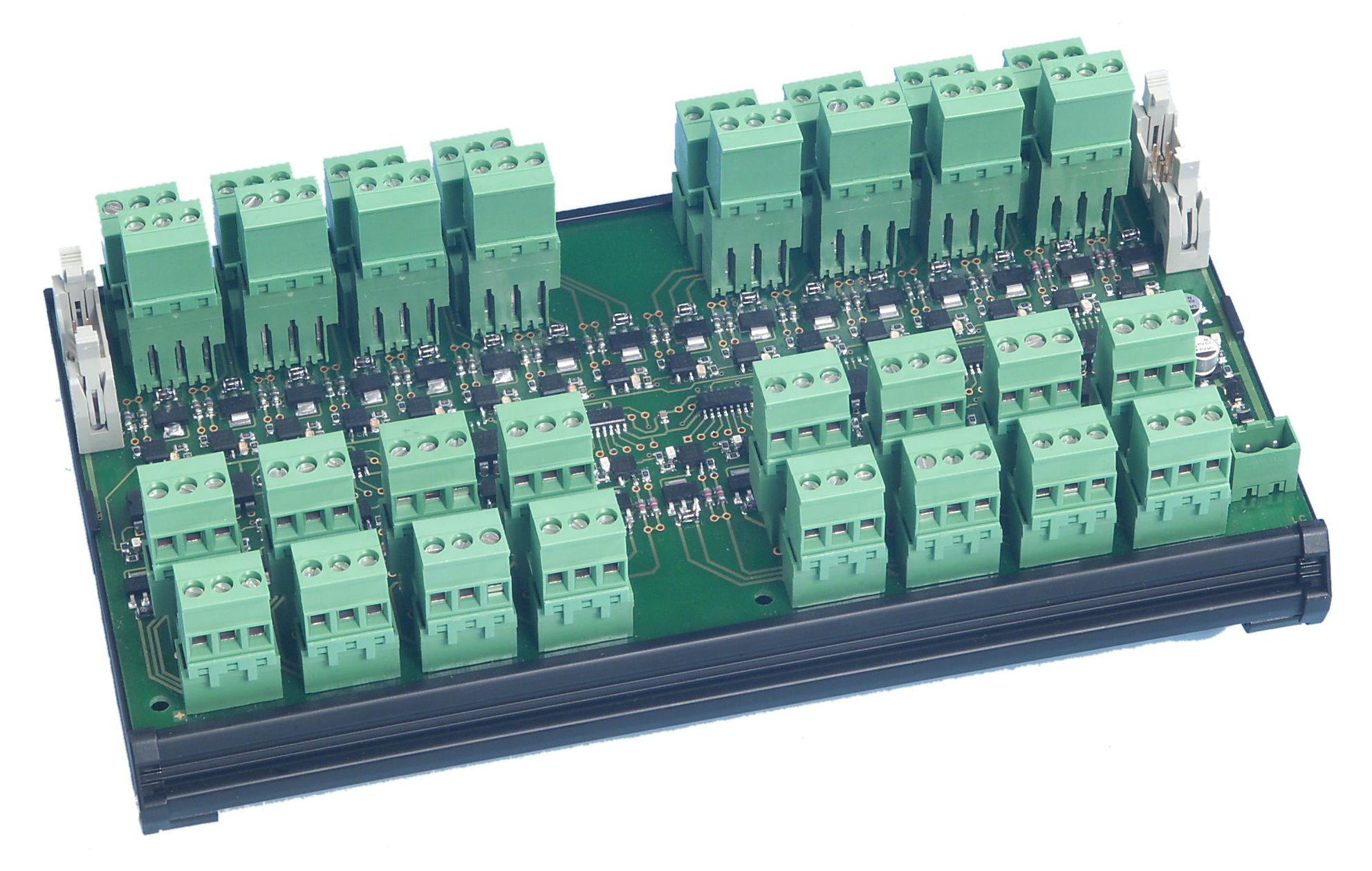 Выходной повторитель с 32 транзисторными выходами для мультплексора D2030М